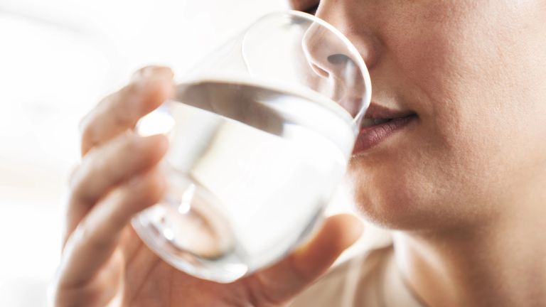 Ženska pije vodo.jpg