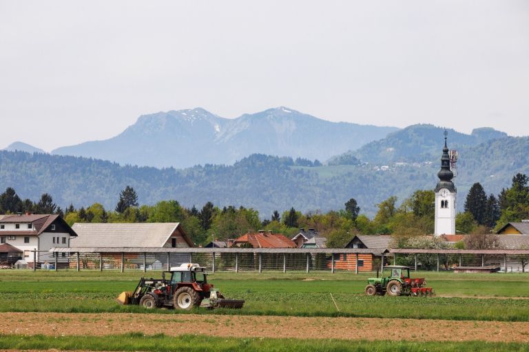 kmetijstvo Kranj traktor njiva