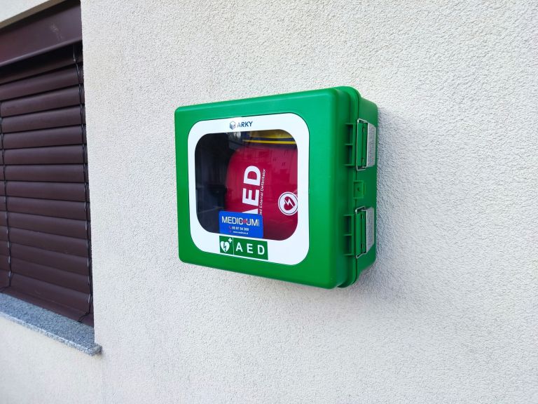 AED na občinski stavbi Hrastnik.jpg