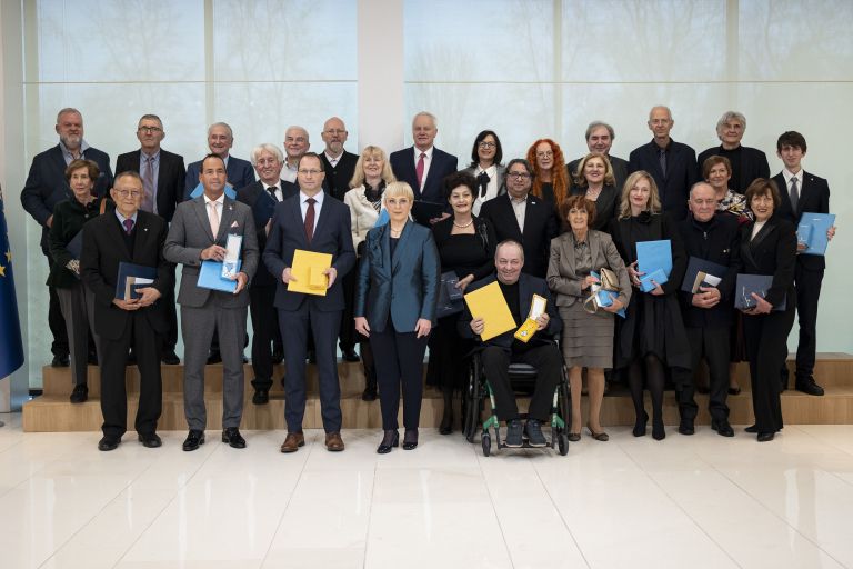 SKUPINSKA FOTOGRAFIJA ODLIKOVANCEV.jpg