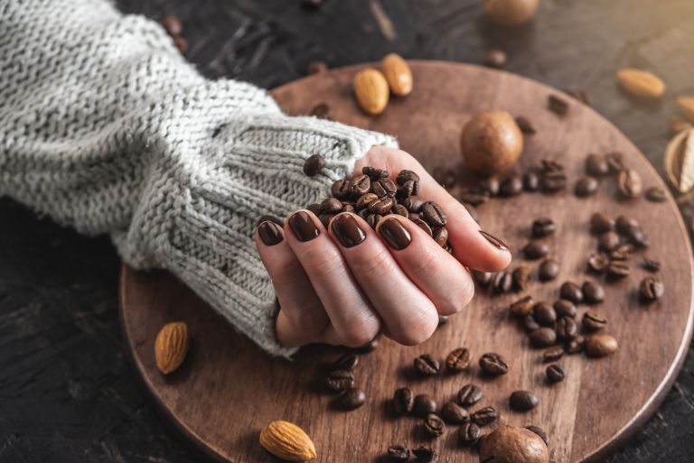 espresso rjava, nohti.jpg