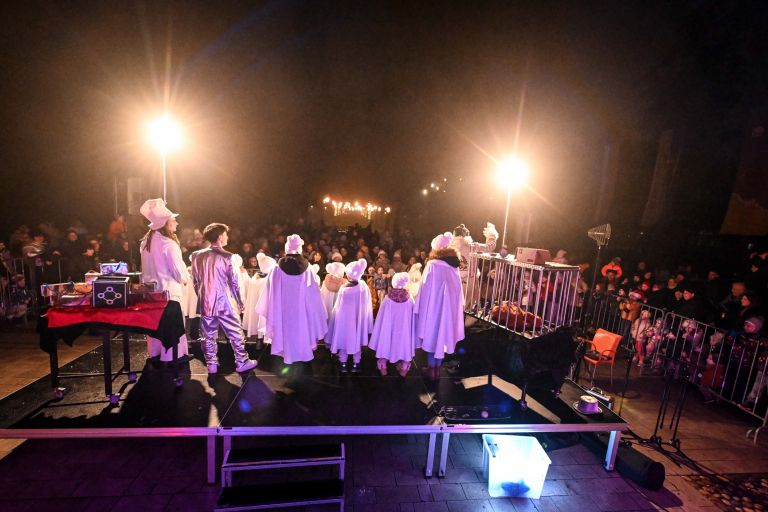 dedek-mraz, bozicni-program, stojnice