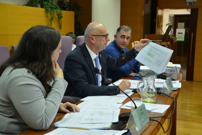 Kerin z gradivom.JPG