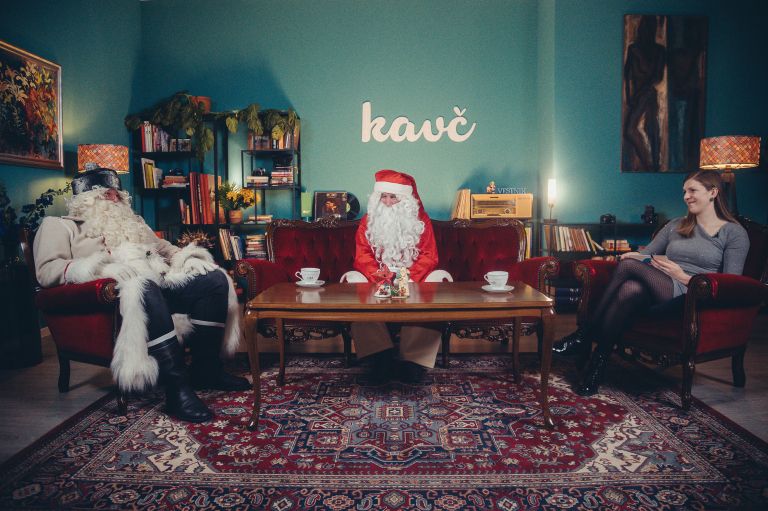 dedek-mraz, božiček, kavč, podkast, žilavec-jani, anton-omar, maja-hajdinjak