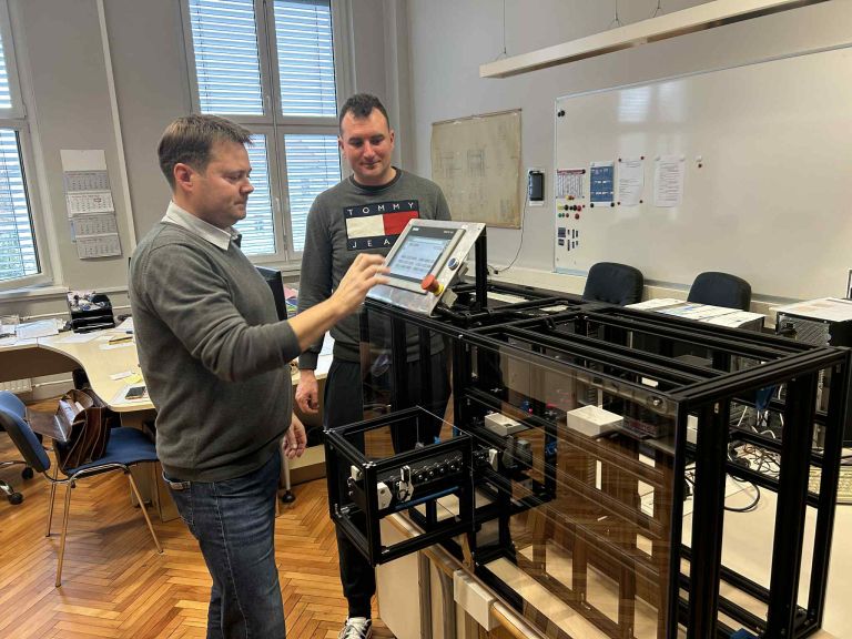 HB_diplomant z izdelkom.jpeg