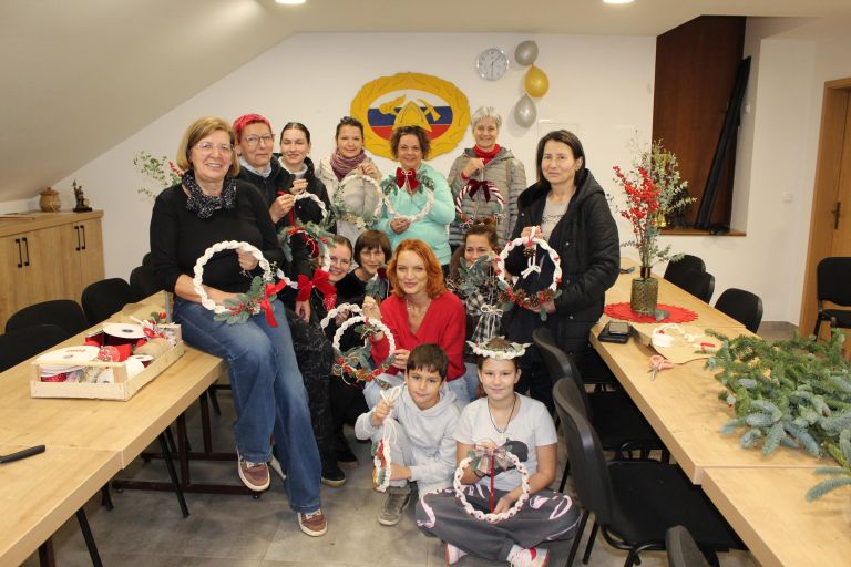 vencki Jana Koteska z udelezenkami_1_foto darja rogelj.jpg