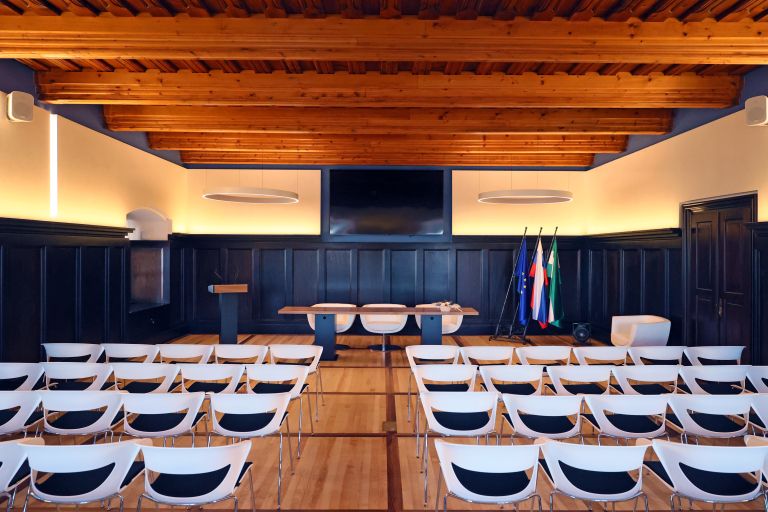 grad konferenčna dvorana.jpg