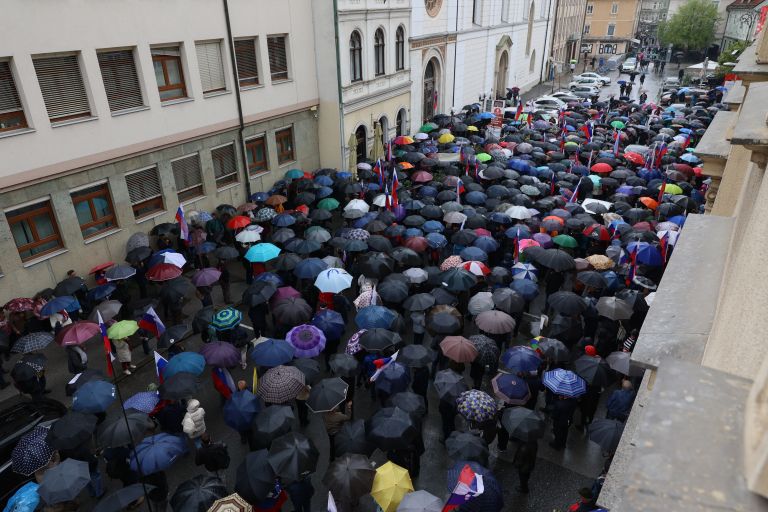 IMG_7974_Zbor pred sodiščem.jpg