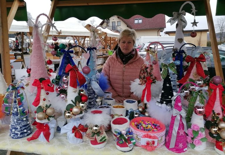 Anka Jurečič, obdana z okraski, ki jih izdeluje pretežno iz odpadnega materiala.