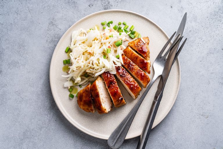 Pečene piščančje prsi z zeljno–jabolčno solato