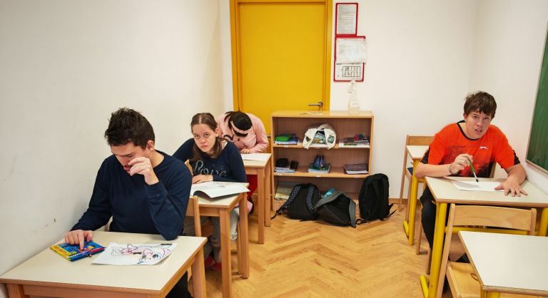 Pouk v utesnjenih prostorih