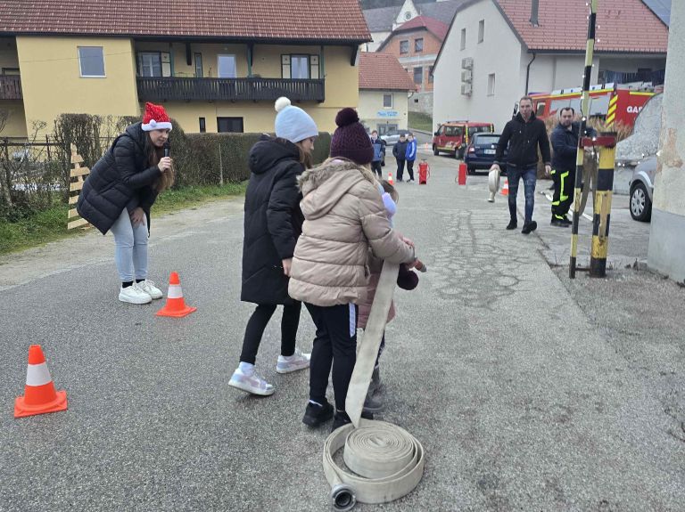 pgd-mirna, obisk-bozicka, nov-gasilski-dom