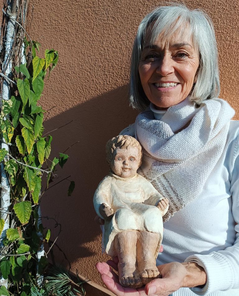 pocutje Stanka Hojnik Leber z Jezuščkom, ki ga je izdelala za družinske jaslice_ osebni arhiv Stanka.jpg