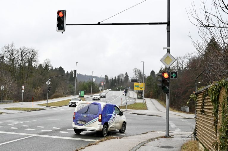prometni znak, semafor, zelena puščica