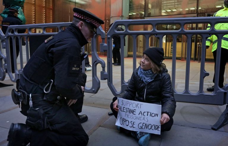 Greta Thunberg aretirana na protestu v Londonu.jpg