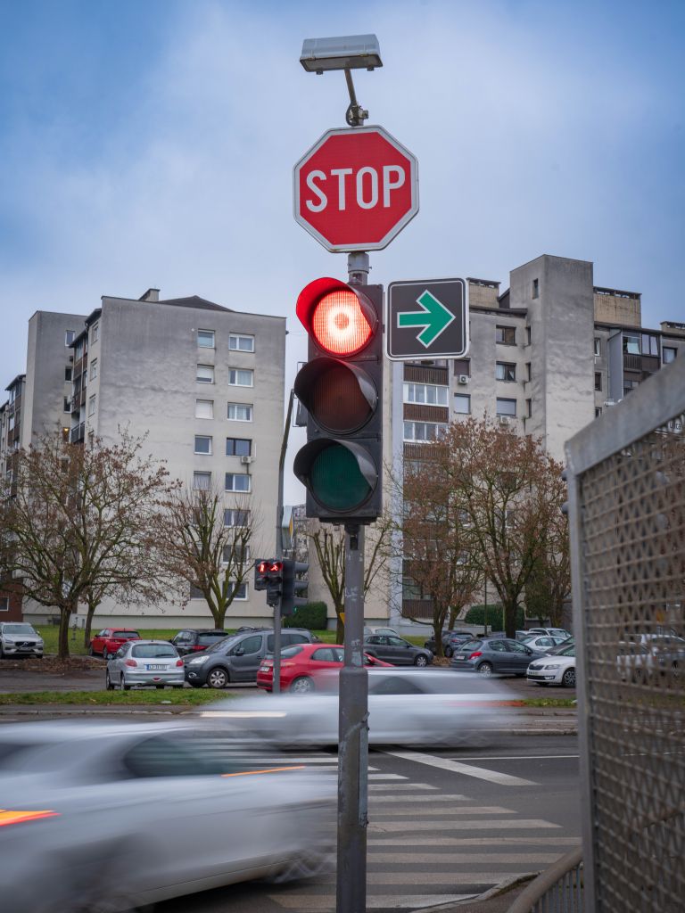 znak, semafor, zelena puščica, v desno