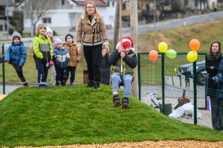 zagradec, otrosko-igrisce, zipline, tobogan