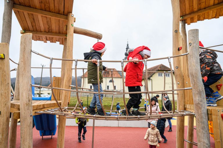 zagradec, otrosko-igrisce, zipline, tobogan