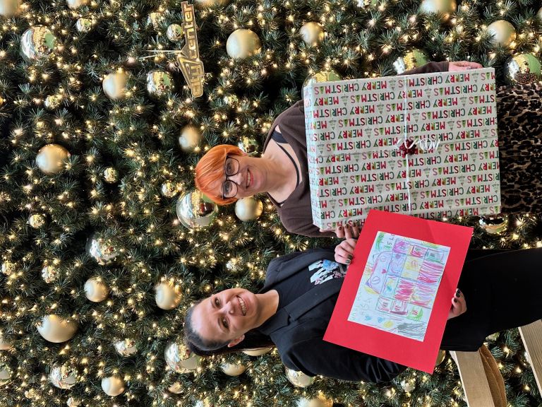 Nina Slak_Štajerski val_je prinesla mačjo hišo za punčko Ayro.jpg