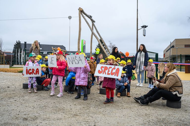 zagradec, otrosko-igrisce, zipline, tobogan