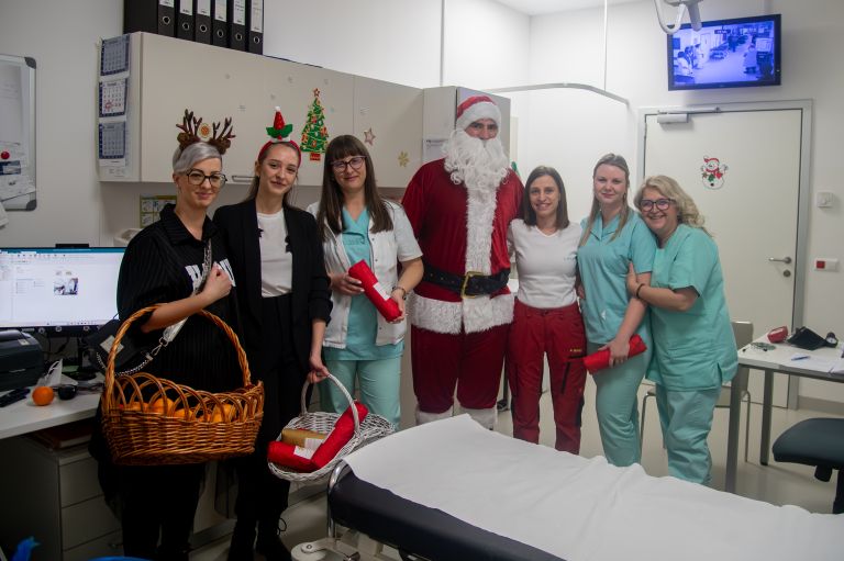 turistični-društvo-bratonci, sbms, igranje-bolnikom-za-božič, božiček-v-bolnišnici