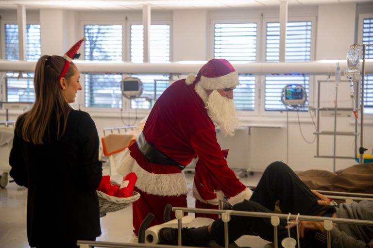 turistični-društvo-bratonci, sbms, igranje-bolnikom-za-božič, božiček-v-bolnišnici