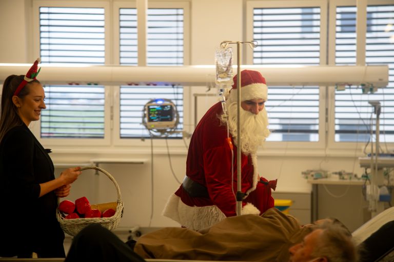 turistični-društvo-bratonci, sbms, igranje-bolnikom-za-božič, božiček-v-bolnišnici