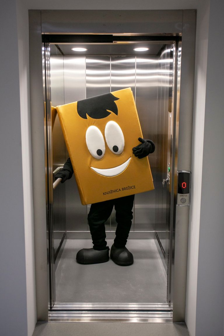 Knjižnica Brežice je bogatejša za osebno dvigalo.