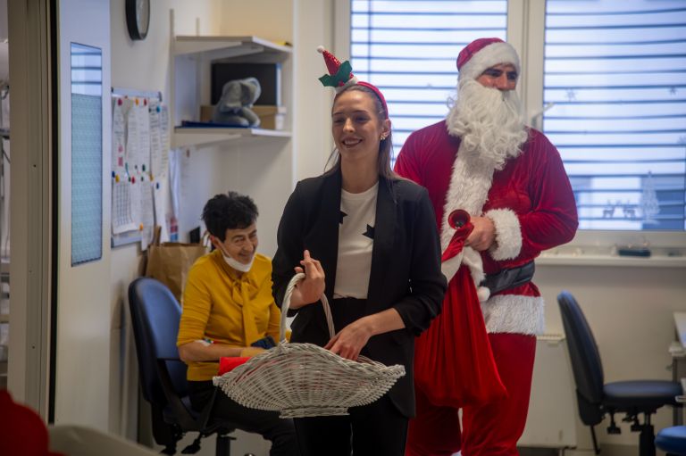 turistični-društvo-bratonci, sbms, igranje-bolnikom-za-božič, božiček-v-bolnišnici