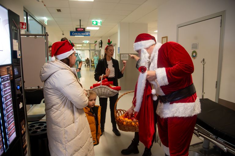 turistični-društvo-bratonci, sbms, igranje-bolnikom-za-božič, božiček-v-bolnišnici