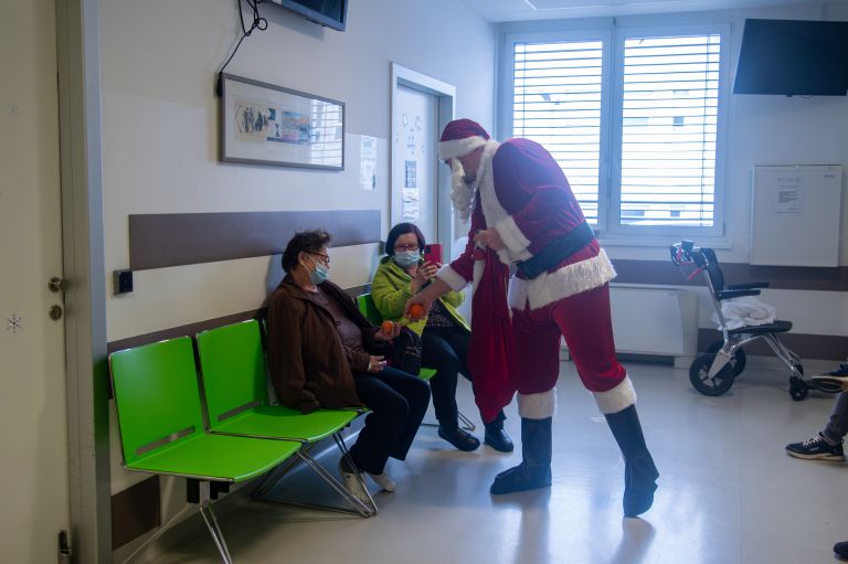 turistični-društvo-bratonci, sbms, igranje-bolnikom-za-božič, božiček-v-bolnišnici