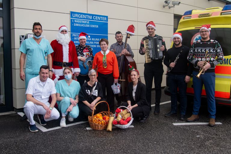 turistični-društvo-bratonci, sbms, igranje-bolnikom-za-božič, božiček-v-bolnišnici