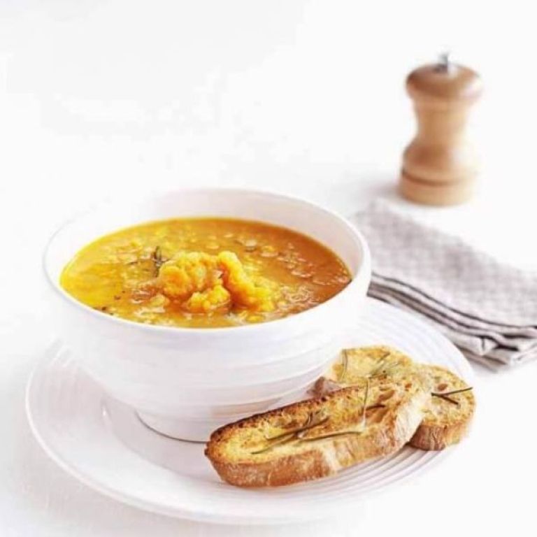 Juha iz sladkega krompirja s popečenimi česnovimi kruhki