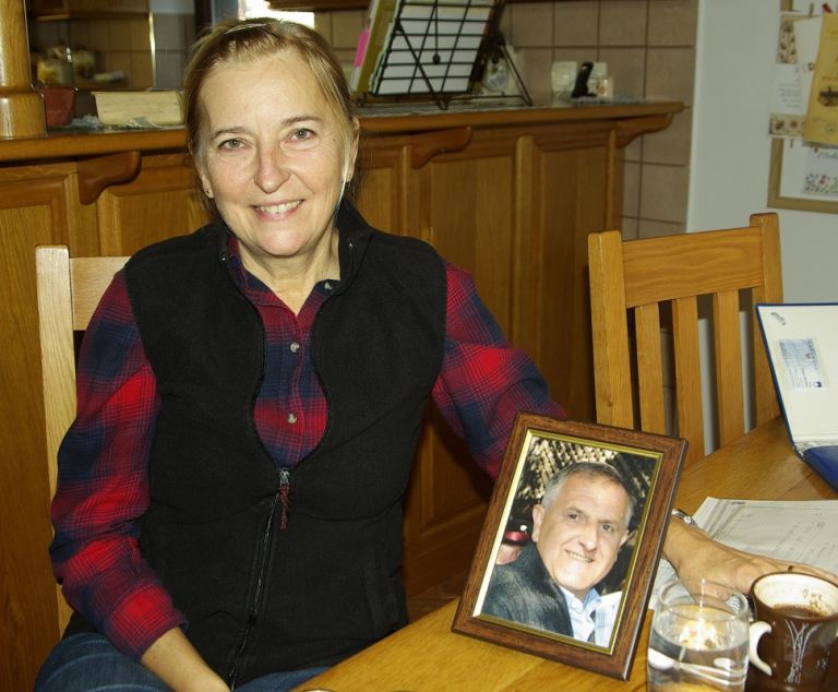 Teja Pirkovič ob fotografiji svojega moža Marjana