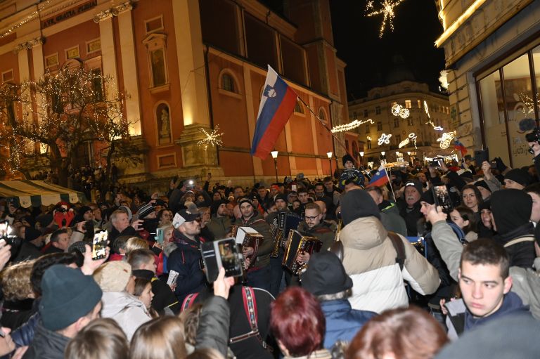 harmonikarji dedek mraz presernov trg.jpg