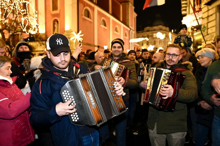 harmonikarji dedek mraz presernov trg.jpg