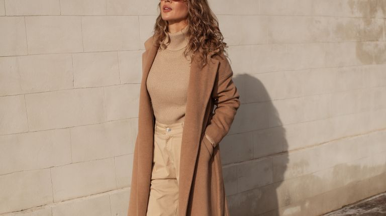 rjav pulover, rjav plašč.jpg