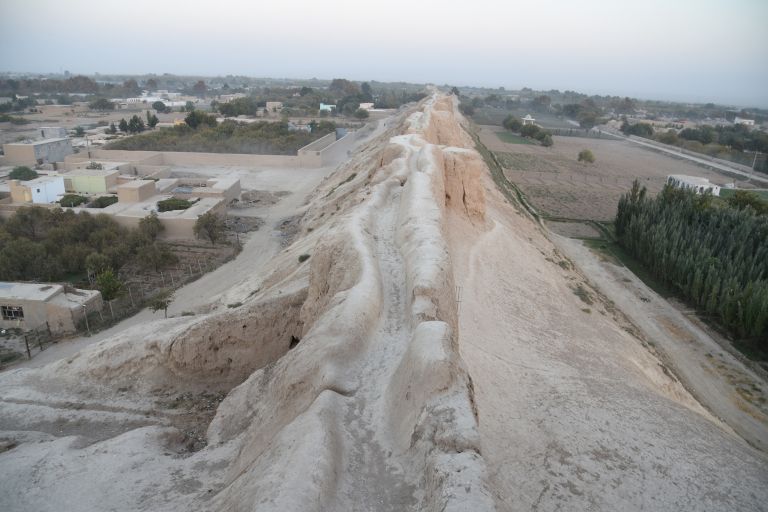 Ostanki obzidja v Balhu.JPG