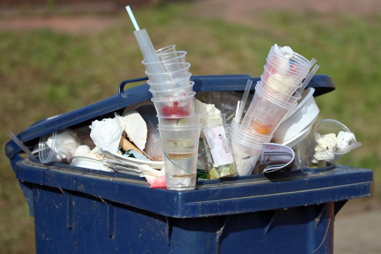 plastični kozarci, koš za smeti