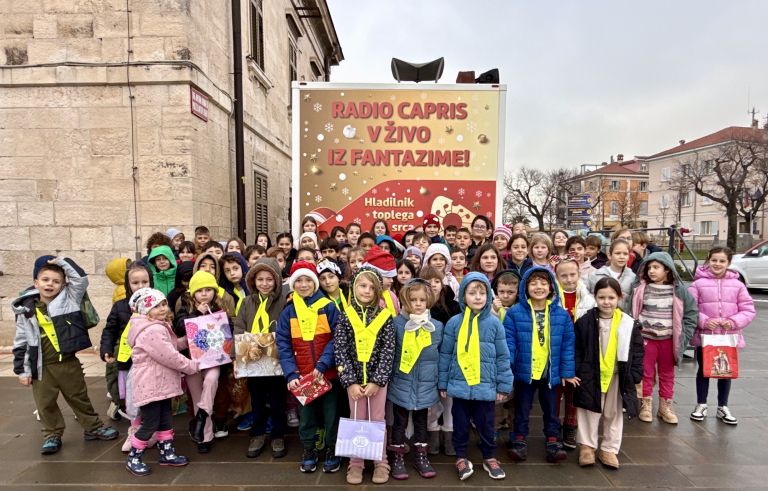 Najmlajši dobrodelneži ob dobrodelnem studiu.jpg