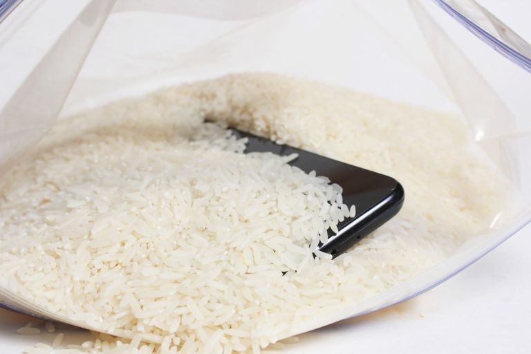 pametni telefon v rižu