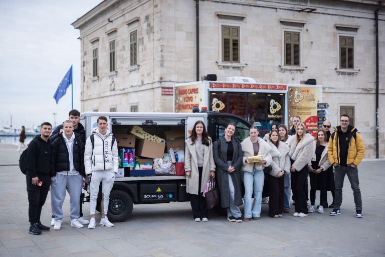 Srednješolci z darovi pred dobrodelnim studiem (foto Jaka Ivančič).jpg
