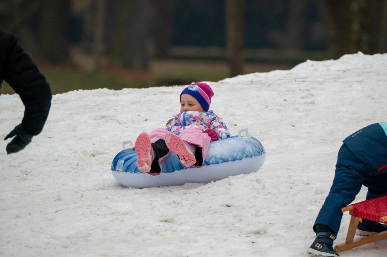zimske-radosti, sankanje, otroci, zimski-sport