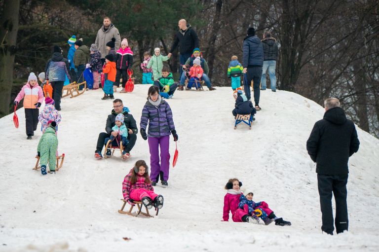 zimske-radosti, sankanje, otroci, zimski-sport