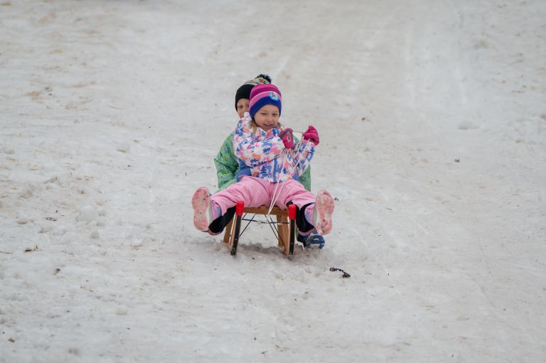 zimske-radosti, sankanje, otroci, zimski-sport