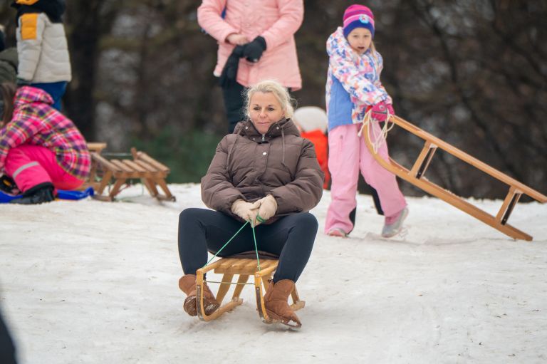 zimske-radosti, sankanje, otroci, zimski-sport