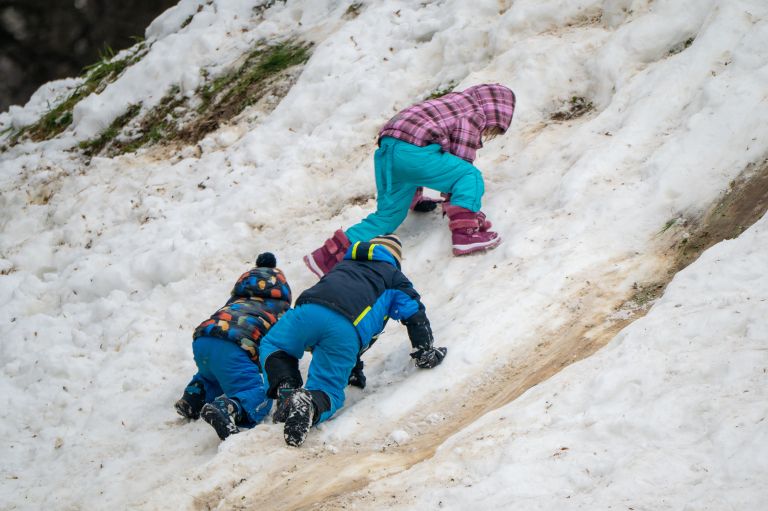 zimske-radosti, sankanje, otroci, zimski-sport
