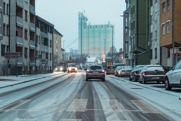 simbolična, sneg, zima, sneženje, promet, zasnežene-ceste, spolsko-cestišče, poledenele-ceste