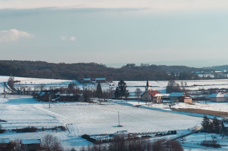 simbolična, sneg, zima, pokrajina, ulica, ljudje, snežinke, goričko