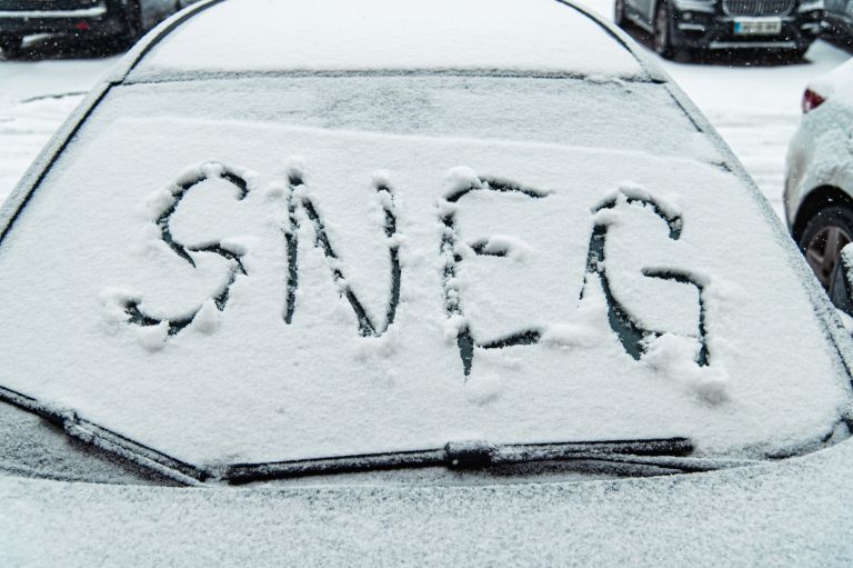 simbolična, sneg, zima, sneženje, umazan-avto, šipa, šipe, vetrobransko-steklo, zasnežen-avto